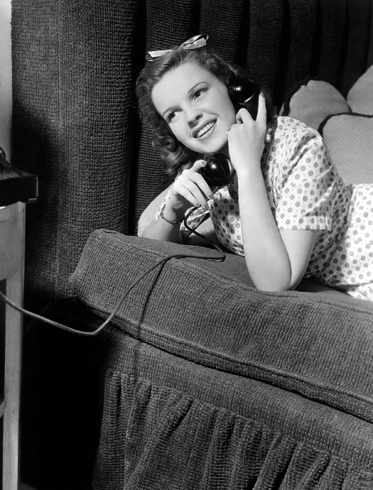 Framed Print : Judy Garland on the phone at her Bel-Air home, 1941 Framed Print : Judy Garland on the phone at her Bel-Air home, 1941