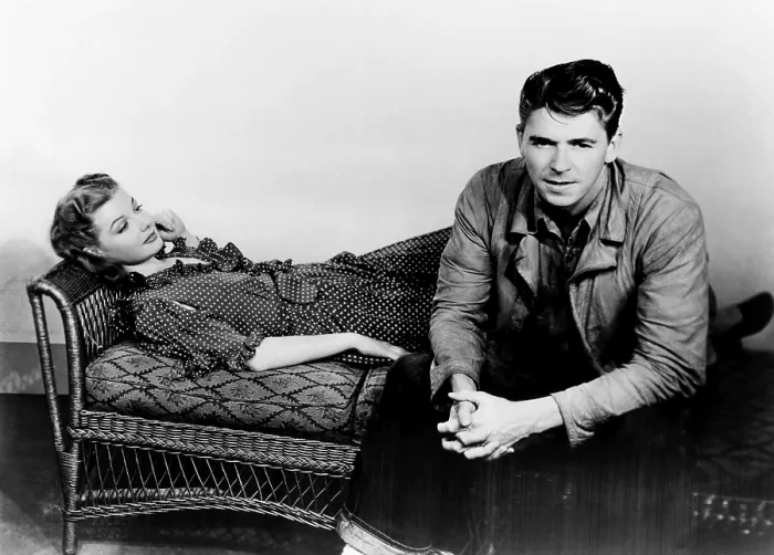 Framed Print : JUKE GIRL, from left, Ann Sheridan, Ronald Reagan, 1942