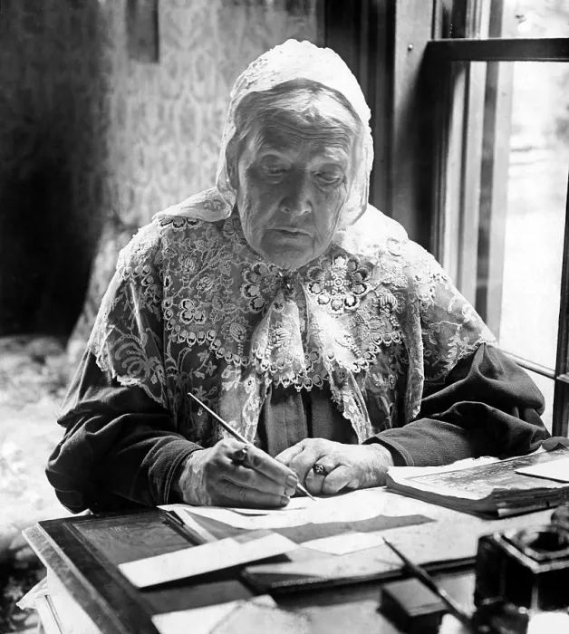 Framed Print : Julia Ward Howe author of the Battle Hymn Republic, ca. 1906. Courtesy: CSU Archives / Everett Collection Framed Print : Julia Ward Howe author of the Battle Hymn Republic, ca. 1906. Courtesy: CSU Archives / Everett Collection