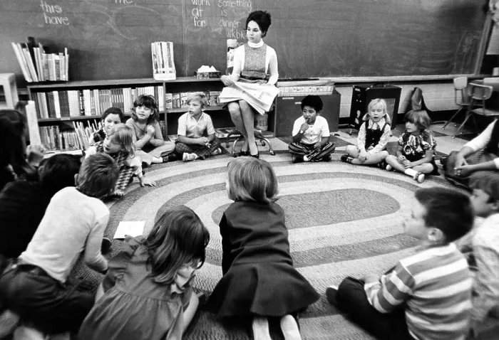 Framed Print : Julie Nixon Eisenhower with first graders at Edgewater Elementary School. President Nixon's daughter worked as a teacher while living in the White House. Sept. 27, 1972