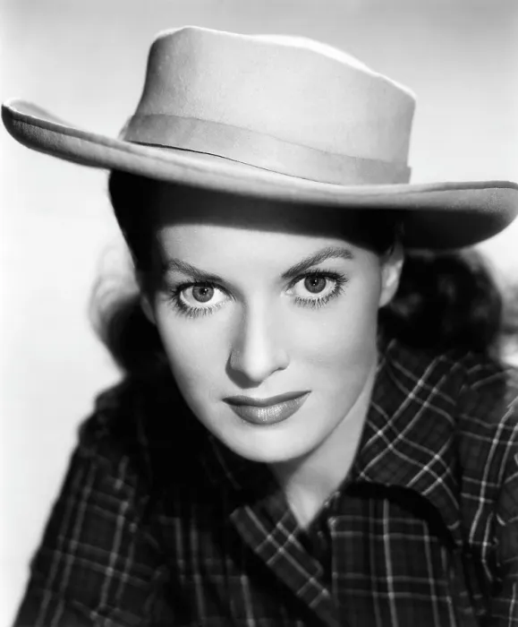 Framed Print : KANGAROO, Maureen O'Hara, 1952, (c) 20th Century Fox, TM & Copyright  /  Courtesy: Everett Collection