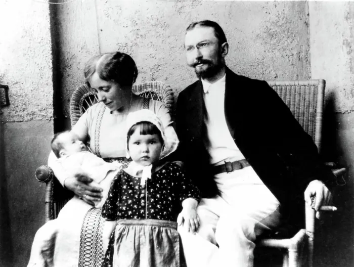 Framed Print : Karen Horney with her husband Oskar and daughters Brigitte and Marianne, 1913. Courtesy: CSU Archives  /  Everett Collection
