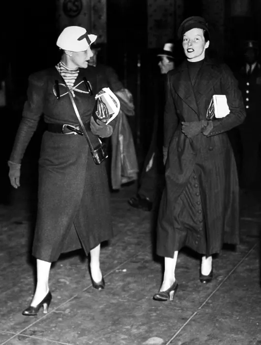 Framed Print : Katharine Hepburn (r) and her secretary Laura Harding (l), arrive at Penn Station, after she obtained a divorce from Ludlow Smith in Mexico. New York, New York, May 3, 1934
