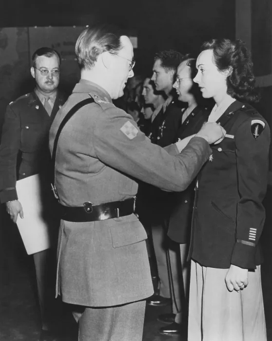 Framed Print : Kay Summersby with her World War II memorabilia