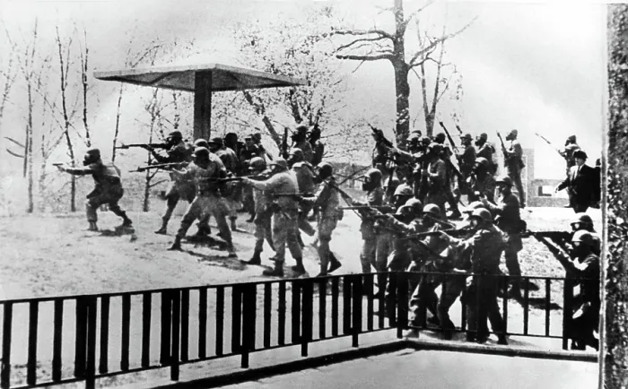 Framed Print : KENT STATE UNIVERSITY, 1970 The armed National Guard.. Courtesy: CSU Archives  /  Everett Collection