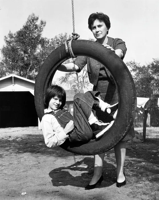 Framed Print : TO KILL A MOCKINGBIRD, Mary Badham and Pulitzer Prize-winning author, Harper Lee, on the set of the film, 1962