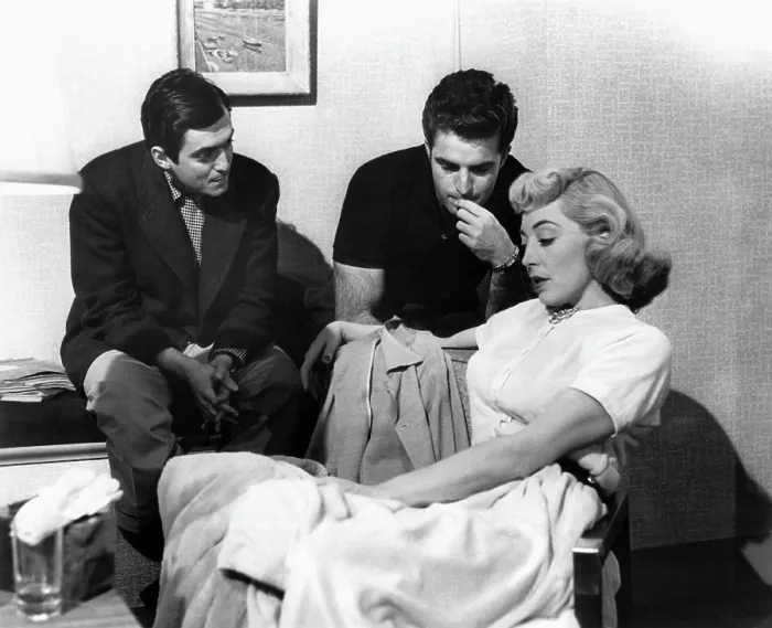 Framed Print : THE KILLING, director Stanley Kubrick, Vince Edwards, Marie Windsor on set, 1956 Framed Print : THE KILLING, director Stanley Kubrick, Vince Edwards, Marie Windsor on set, 1956