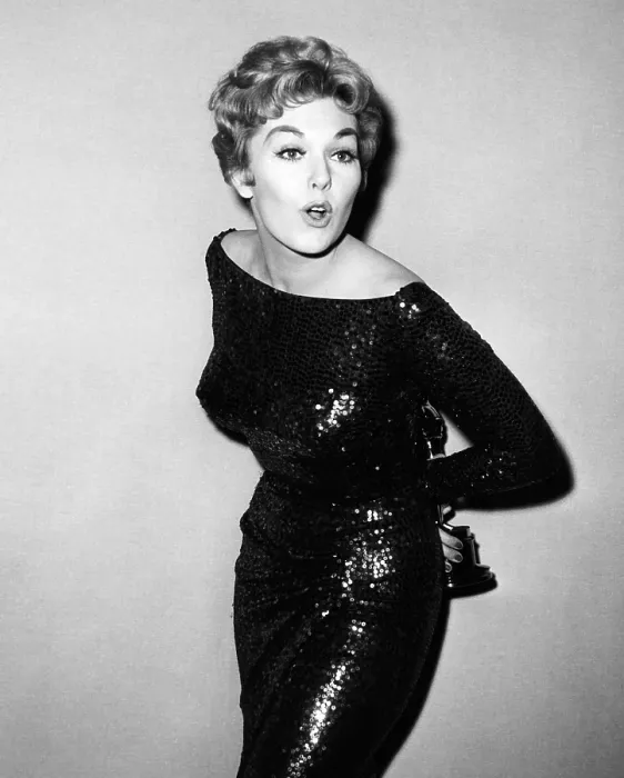 Framed Print : Kim Novak holding Oscar, circa 1950s Framed Print : Kim Novak holding Oscar, circa 1950s