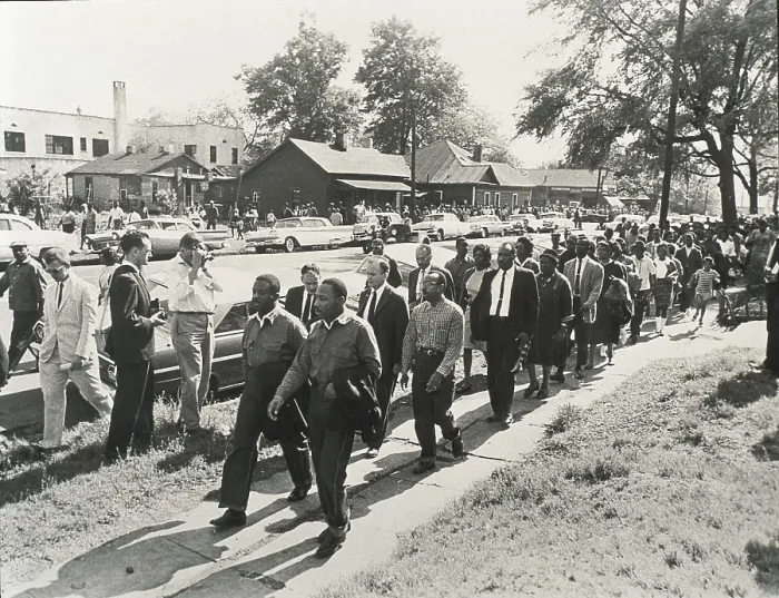 Framed Print : KING, Martin Luther (1929-1968). Demonstration in the streets of Alabama. UNITED STATES OF AMERICA. ALABAMA. AISA / Everett Collection**US SALES ONLY** Framed Print : KING, Martin Luther (1929-1968). Demonstration in the streets of Alabama. UNITED STATES OF AMERICA. ALABAMA. AISA / Everett Collection**US SALES ONLY**