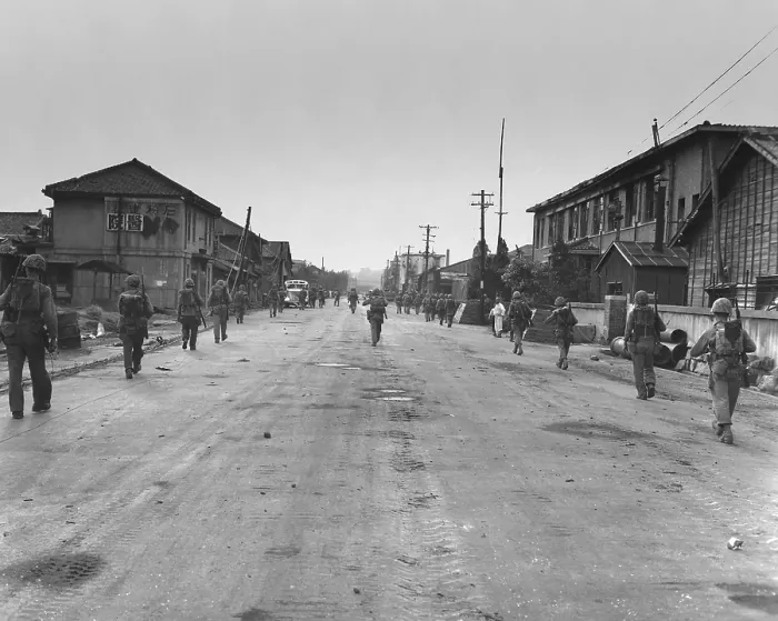 Framed Print : Korea Marines pass through Inchon with little resistance from the North Korean Army. By the evening of Sept. 16, 1950, they advanced six miles inland. Korean War, 1950-53