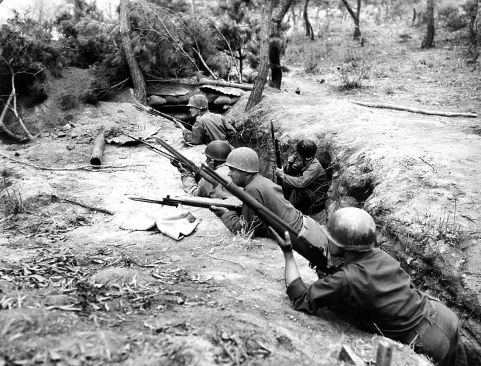 Framed Print : Korean War: American soldiers in the trenches, Korea, 1950. Courtesy Everett / CSU Archives