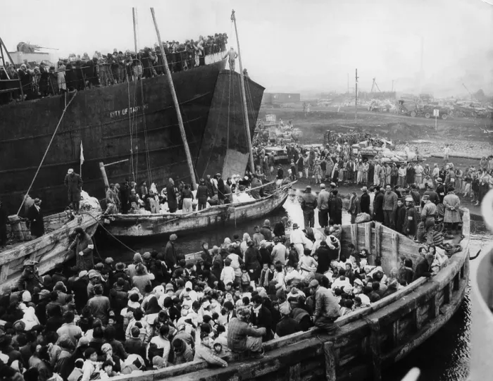 Framed Print : Korean War: Korean refugees escaping from Hungnam, Korea, December, 1950.. Courtesy: CSU Archives  /  Everett Collection