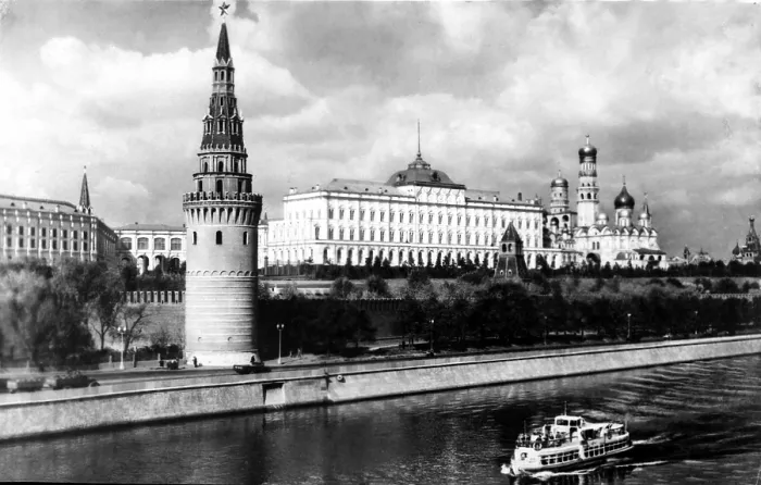 Framed Print : Kremlin, Moscow. Sprawling headquarters of the Russian goverment shot from the Moskva River, May, 1957. Courtesy: CSU Archives  /  Everett Collection