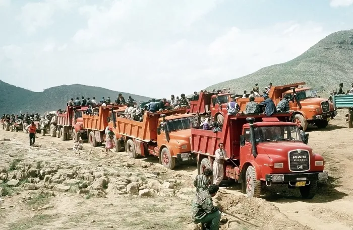 Framed Print : Kurdish refugees in northern Iraq after the 1991 Gulf War during which they rebelled unsuccessfully against a weakened Hussein