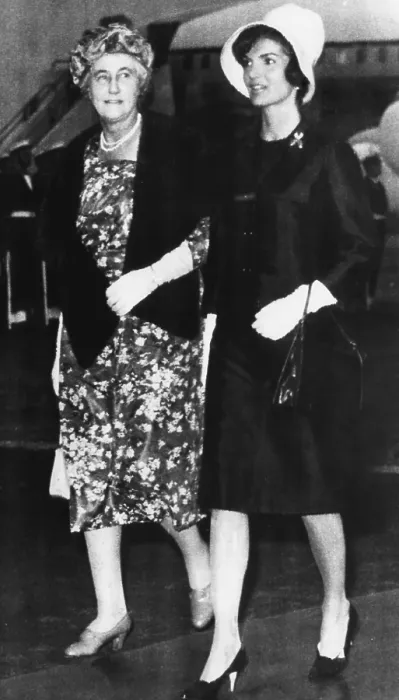 Framed Print : Lady Dorothy MacMillan, wife of British Prime Minister Harold MacMillan, and Jacqueline Kennedy, walking from the Presidential Plane after arrival to London. June 4, 1961