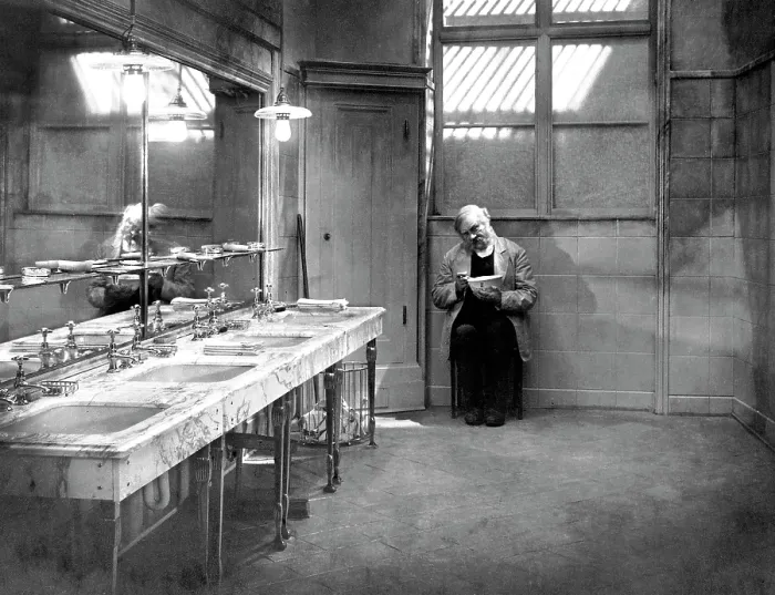 Framed Print : THE LAST LAUGH, (aka DER LETZTE MANN), Emil Jannings, 1924