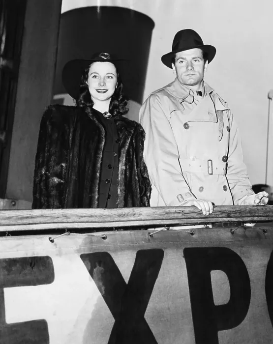 Framed Print : Laurence Olivier and his wife, Vivien Leigh, go back to wartime Britain and blackouts
