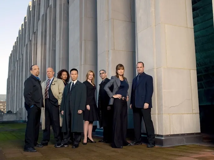 Framed Print : LAW & ORDER: SPECIAL VICTIMS UNIT: Ice-T, Dann Florek, Tamara Tunie, B.D. Wong, Diane Neal, Richard Belzer, Mariska Hargitay, Christopher Meloni, (Season 8), 1999