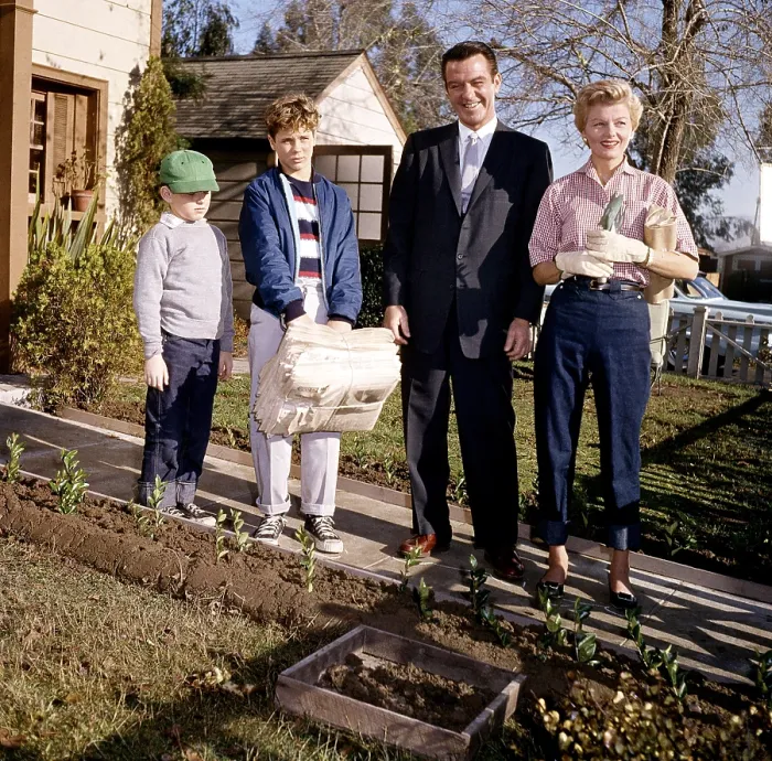 Framed Print : LEAVE IT TO BEAVER, from left, Jerry Mathers, Tony Dow, Hugh Beaumont, Barbara Billingsley, 1957-63 (ca. late 1950s photo)