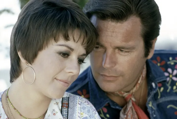 Framed Print : From left, Natalie Wood, Robert Wagner, 1973 Framed Print : From left, Natalie Wood, Robert Wagner, 1973