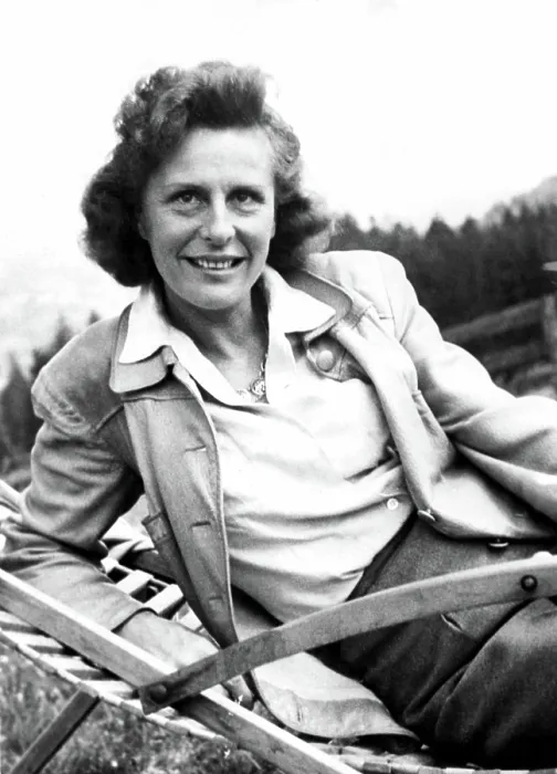Framed Print : LENI RIEFENSTAHL, c. 1945 Framed Print : LENI RIEFENSTAHL, c. 1945