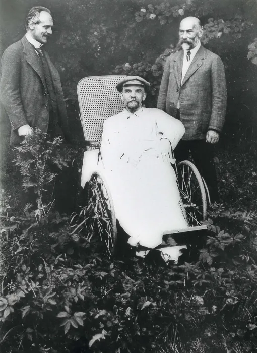 Framed Print : LENIN, Vladimir Ilich Ulyanov (1870-1924). Lenin in Gorki with the doctors. One of the last images of the Russian leader, on the 23rd June 1923. RUSSIA. MOSCOW. Moscow Framed Print : LENIN, Vladimir Ilich Ulyanov (1870-1924). Lenin in Gorki with the doctors. One of the last images of the Russian leader, on the 23rd June 1923. RUSSIA. MOSCOW. Moscow