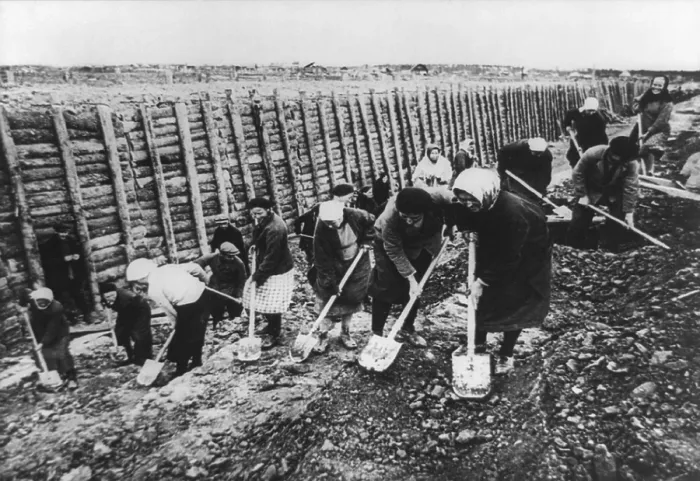 Framed Print : Leningrad inhabitants construct anti-tank ditches in 1941 or 1942