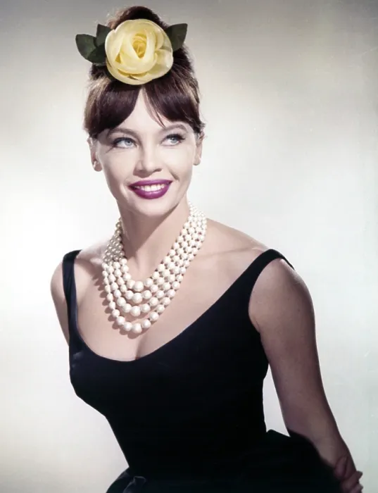 Framed Print : LESLIE CARON, in GUNS OF DARKNESS, 1962