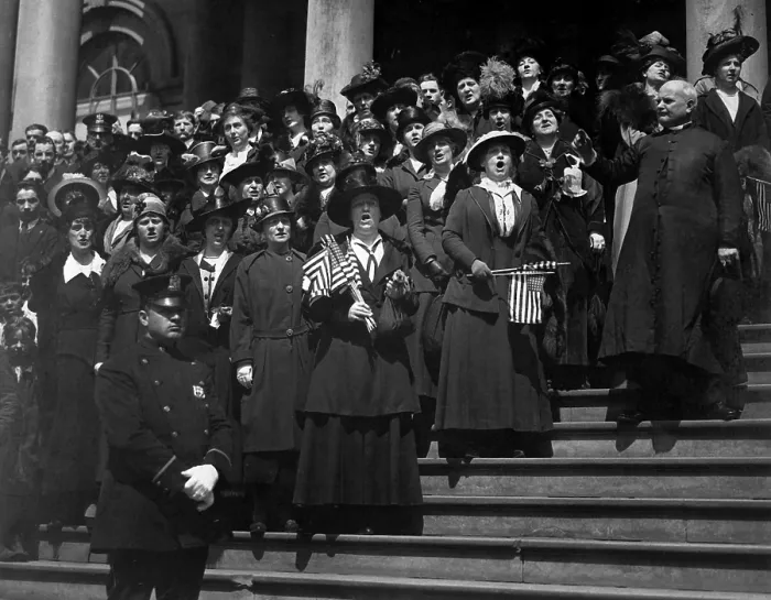Framed Print : Third Liberty Loan Campaign during World War I. Members of the Liberty Loan Choir singing on the steps of City Hall, New York City