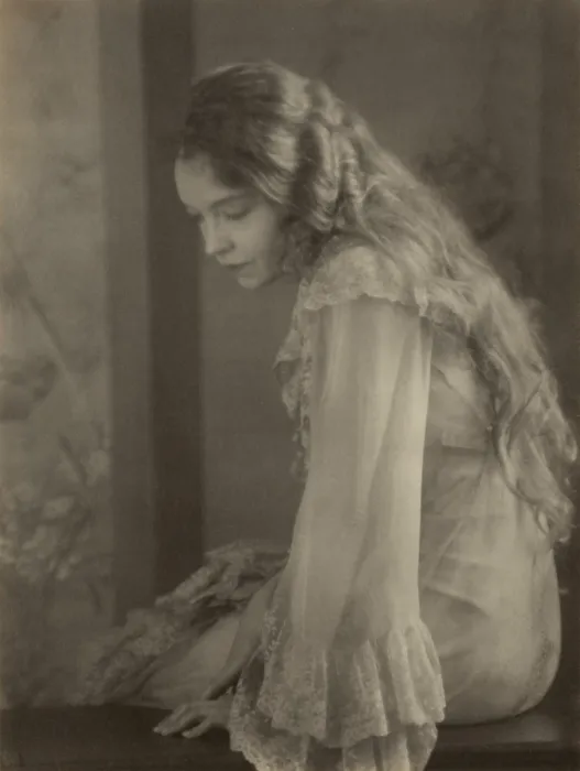 Framed Print : Lillian Gish as Yelena Andreyevna in Jed Harris's 1930 Broadway production of Uncle Vanya'. Photo by Doris Ulmann. (BSLOC_2015_14_223)
