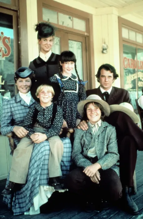 Framed Print : LITTLE HOUSE ON THE PRAIRIE: A NEW BEGINNING, (l to r): Leslie Landon, Pamela Roylance, David Friedman, Shannen Doherty, Lindsay Kennedy, Stan Ivar, (Season 9), 1974-1983