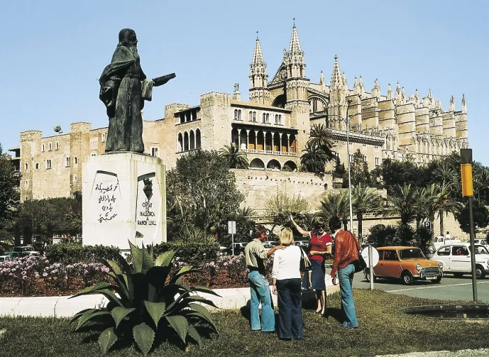 Framed Print : LLULL, Ramn (1235-1315). Monument from the city of Majorca to Ramon Llull and, in the background, the cathedral. Sculpture on bronze; Architecture. SPAIN. BALEARES. MALLORCA Framed Print : LLULL, Ramn (1235-1315). Monument from the city of Majorca to Ramon Llull and, in the background, the cathedral. Sculpture on bronze; Architecture. SPAIN. BALEARES. MALLORCA