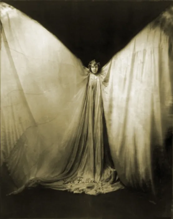 Framed Print : Loie Fuller, (1862-1928), wearing large gown, with arms raised in shape of a butterfly. She developed dances with unique lighting and costumes. 1901