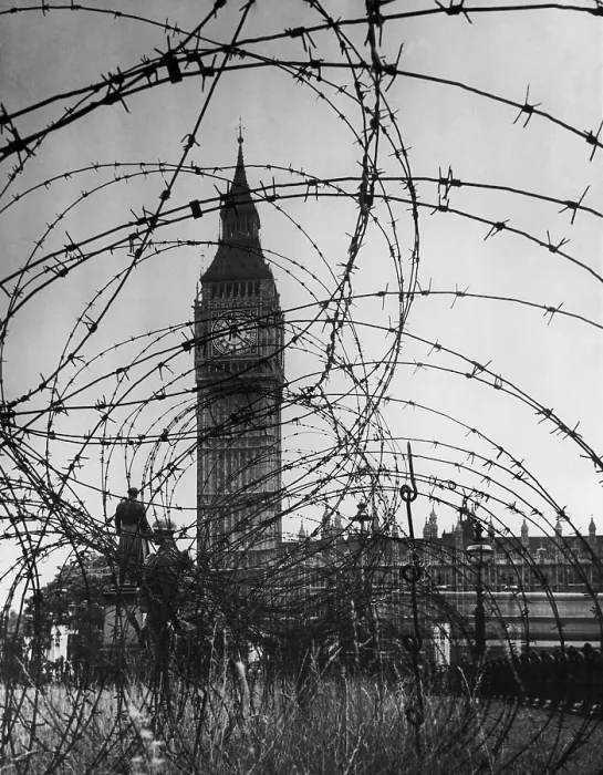 Framed Print : London's Big Ben with barbed wire entanglement and soldiers on guard during World War 2. Ca. 1940-41. (BSLOC_2013_11_83)