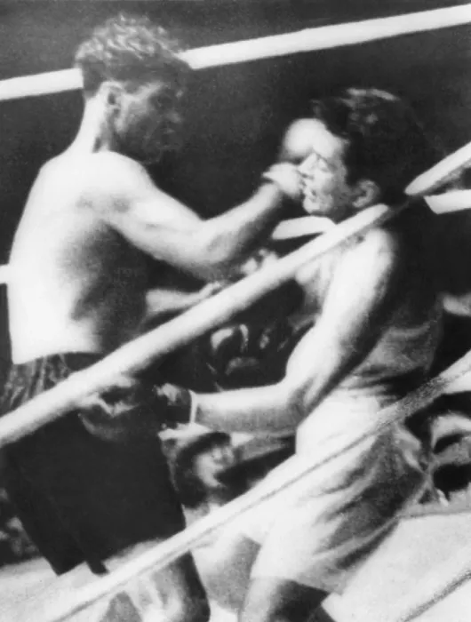 Framed Print : Long Count Fight, the Gene Tunney-Jack Dempsey boxing match of Sept. 22, 1927. Jack Dempsey (dark trunks) batters Tunney against the ropes in the 7th round until he falls