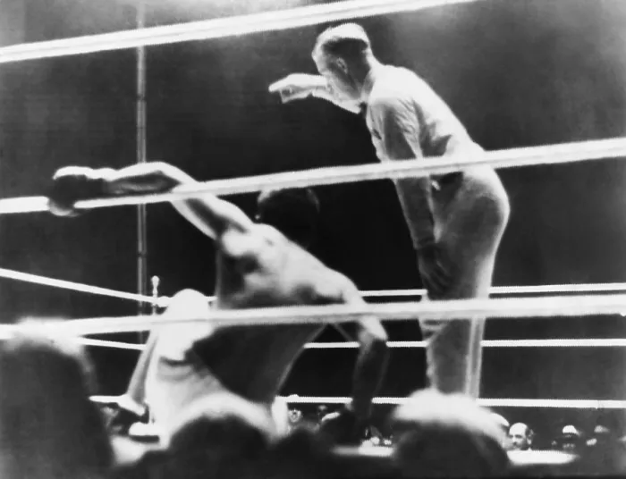 Framed Print : Long Count Fight, the Gene Tunney-Jack Dempsey boxing match of Sept. 22, 1927. Tunney downed by Dempsey in the 7th round