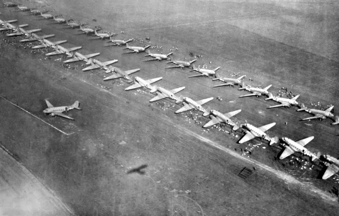 Framed Print : Long lines of C-47 transports loaded with paratroopers at an English airfield, Sept. 17, 1944