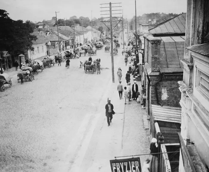Framed Print : A long wagon train of rural Jewish refugees in Rowno (Rivne), a city in northwestern Ukraine