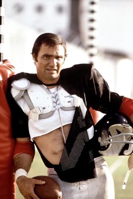 Framed Print : THE LONGEST YARD, Burt Reynolds, 1974. Paramount / courtesy Everett Collection