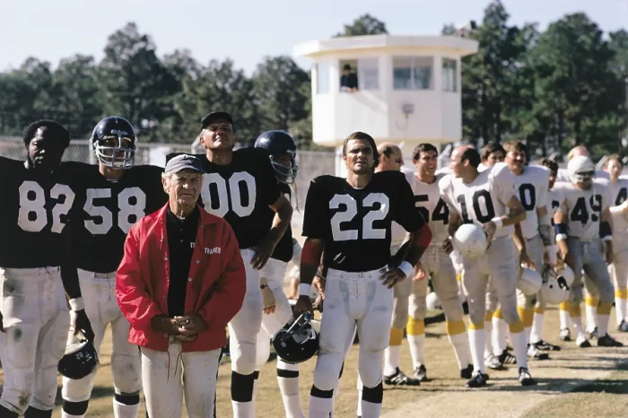 Framed Print : THE LONGEST YARD, John Steadman (red jacket), Michael Conrad, Burt Reynolds, 1974