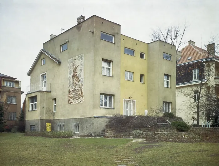 Framed Print : LOOS, Adolf (1870-1933). Steiner House. 1910. AUSTRIA. Vienna. Functionalism. Architecture. AISA / Everett Collection**US SALES ONLY** Framed Print : LOOS, Adolf (1870-1933). Steiner House. 1910. AUSTRIA. Vienna. Functionalism. Architecture. AISA / Everett Collection**US SALES ONLY**
