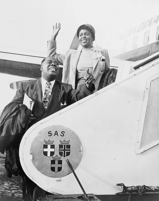 Framed Print : Louis Armstrong (1901-1971), African American Jazz musician, and his wife Lucille boarding airplane for Stockholm. 1952