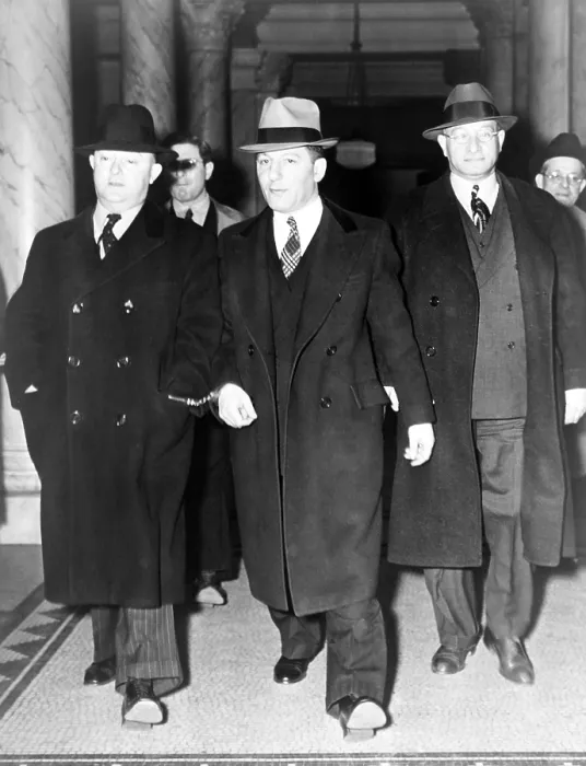 Framed Print : Louis Lepke Buchalter, center, handcuffed to J. Edgar Hoover (left), at entrance to courthouse in New York City in 1939-40