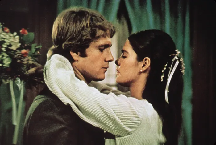 Framed Print : LOVE STORY, Ryan O'Neal, Ali MacGraw, 1970