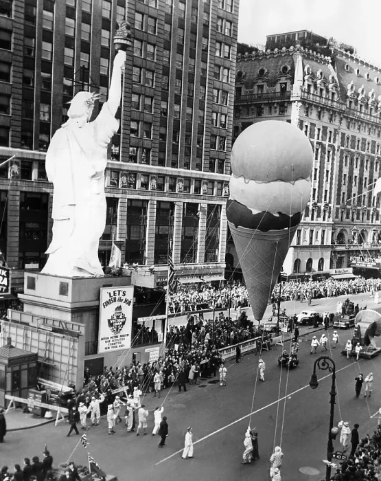 Framed Print : The Macy's Thanksgiving Day Parade returns after a wartime absence, Times Square, New York City, November 23, 1945. Courtesy: CSU Archives / Everett Collection