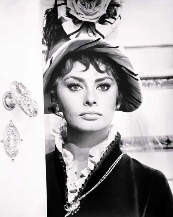 Framed Print : MADAME, (aka MADAME SANS-GENE), Sophia Loren, 1961 Framed Print : MADAME, (aka MADAME SANS-GENE), Sophia Loren, 1961