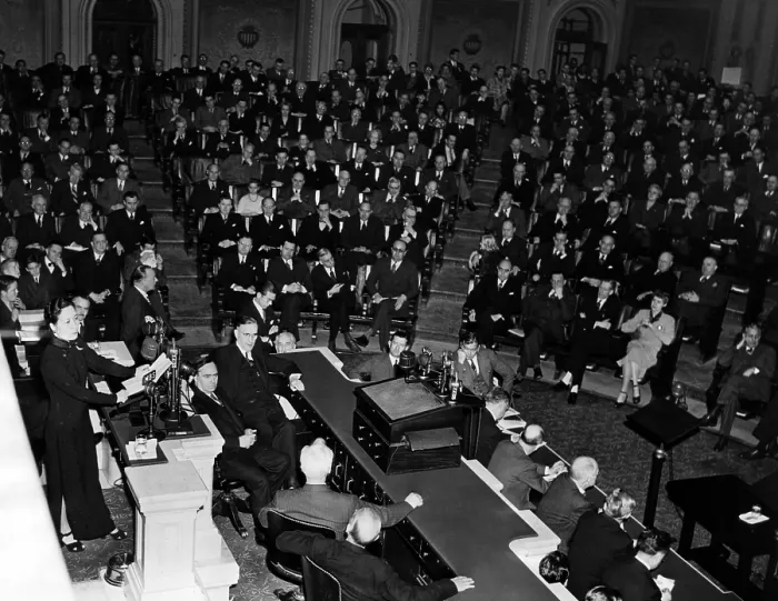Framed Print : Madame Chiang Kai-Shek addresses the U.S. Chamber of Commerce in a plea for more aid for China, Washington, D.C. February 18, 1943.. Courtesy: CSU Archives  /  Everett Collection