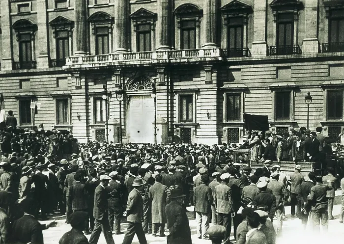 Framed Print : Madrid (April 14, 1931). Proclamation of the Second Republic. Madrilians in front the Royal Palace, cordoned off. AISA / Everett Collection**US SALES ONLY** Framed Print : Madrid (April 14, 1931). Proclamation of the Second Republic. Madrilians in front the Royal Palace, cordoned off. AISA / Everett Collection**US SALES ONLY**