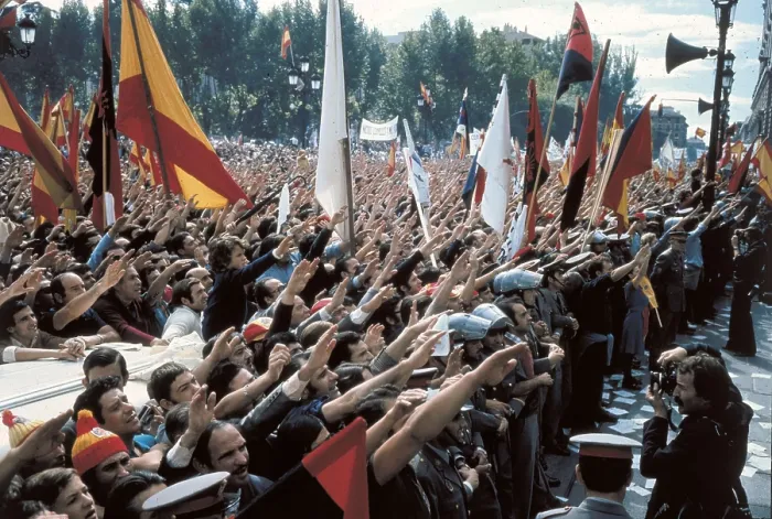 Framed Print : Madrid. Plaza de Oriente (East Square) (1st October 1975). People saluting in fascist way before the last public appareance of Francisco Franco