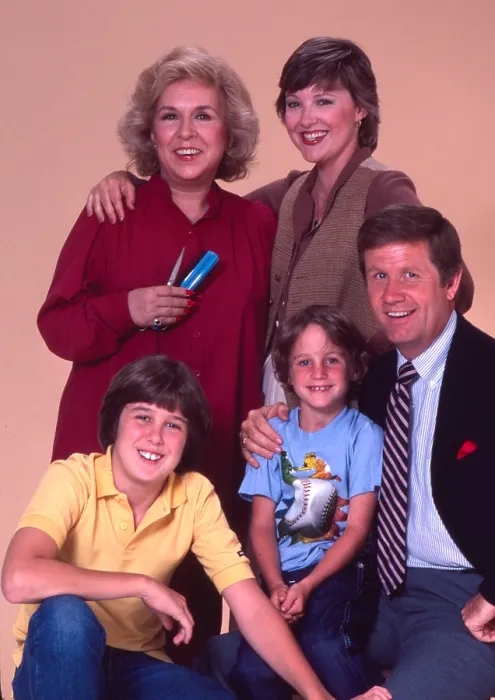 Framed Print : MAGGIE, clockwise from lower left: Garin Bougie, Doris Roberts, Miriam Flynn, James Hampton, Robert Kiger, 1981-82